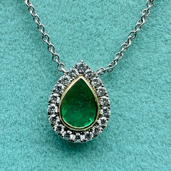 Stunning 14k White Gold Pear-Shaped Emerald and Diamond Halo Necklace - Picture 3 of 6